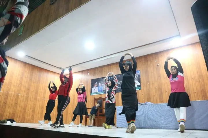 Artikel KKN Universitas Al Ghifari: Meriah dan Sehat! Senam Pagi Bersama BUMDes Sukses Digelar