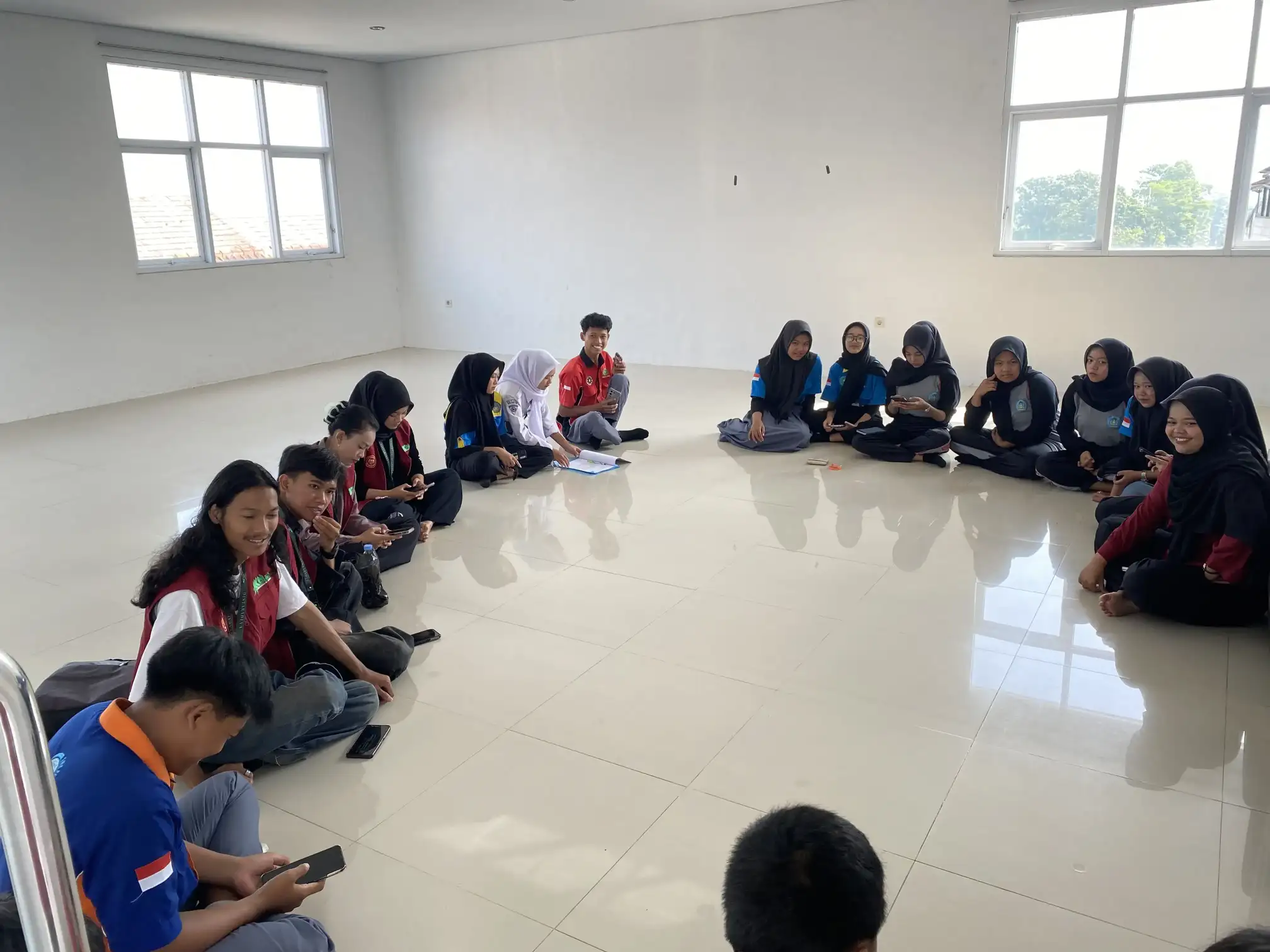 Artikel KKN Universitas Al Ghifari: Rapat Umum Ketiga PORAK SMK KP Baros: Kolaborasi Menuju Suksesnya Pekan Olahraga dan Kreasi