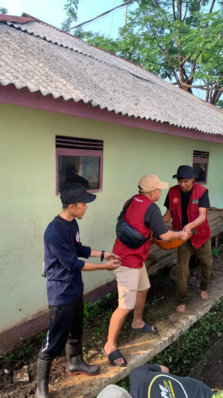 Artikel KKN Universitas Al Ghifari: Kegiatan Jumat Bersih Bersama Mahasiswa KKN di Desa Salamnunggal