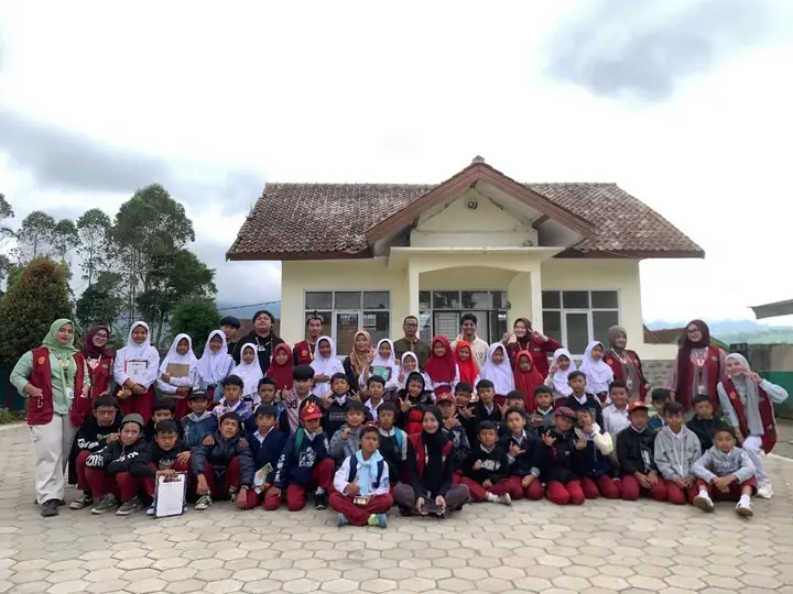 Artikel KKN Universitas Al Ghifari: APOTEKER CILIK :  Mengenal Profesi Apoteker Sejak Dini di SD Santosa