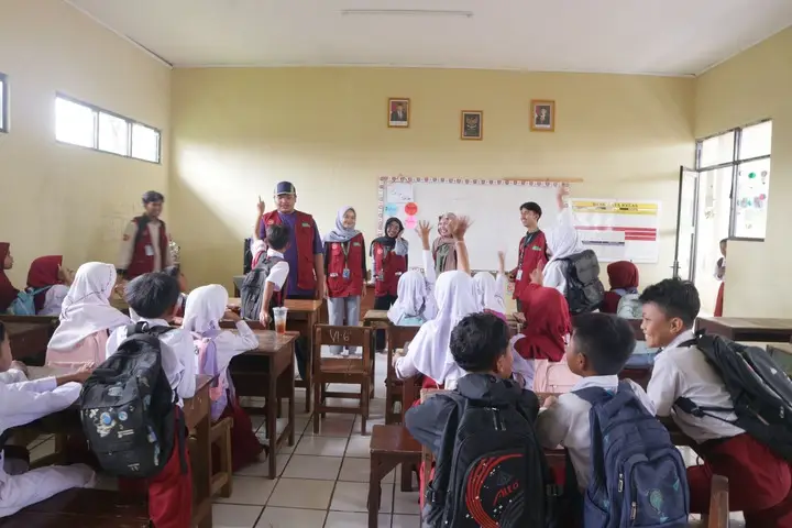 Artikel KKN UNFARI: Hari Kedua Mengajar: KKN Distaradeva Kelompok 14 Lanjutkan Misi Edukasi di SDN Cicumanggal dari Kelompok Distaradeva