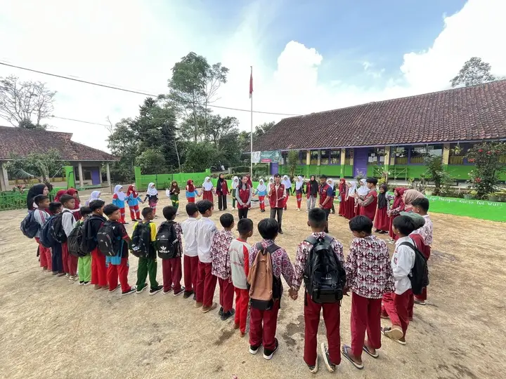 Artikel KKN UNFARI: Hari Terakhir Mengajar: KKN Distaradeva Kelompok 14 Akhiri Misi Edukasi di SDN Cicumanggal dengan Semangat dan Haru dari Kelompok Distaradeva