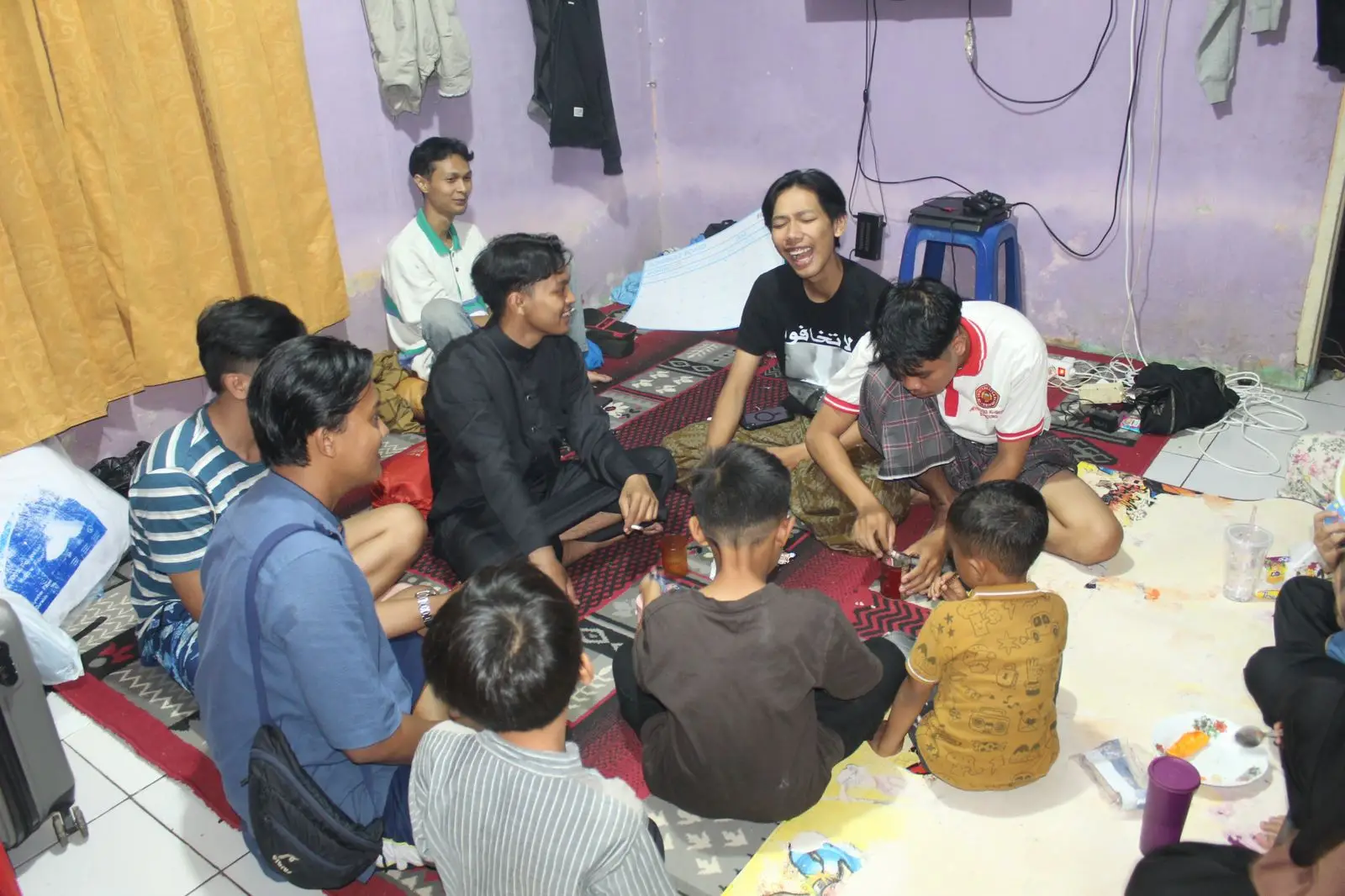 Artikel KKN Universitas Al Ghifari: KEBERSAMAAN MAHASISWA KKN UNIVERSIITAS AL-GHIFARI BERSAMA ANAK-ANAK DALAM KEGIATAN SHOLAWAT BERSAMA DI POSKO