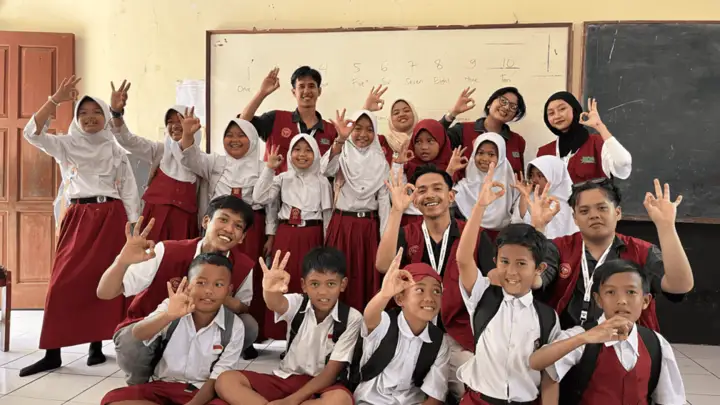Artikel KKN UNFARI: Merajut Mimpi Lewat Kata: Pengalaman Mengajar Bahasa Inggris di SDN Dukuh 2 dan SDN Palipurna dari Kelompok Aksara Muda