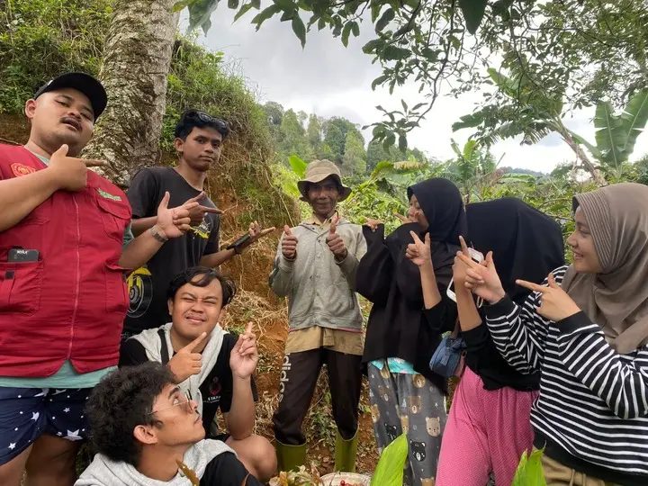 Artikel KKN UNFARI: Panen Kopi dan Pendaftaran NIB & HKI Produk Stik Berry oleh Kelompok 18 KKN Prakarsa Kaula Muda dari Kelompok Prakarsa Kaula Muda