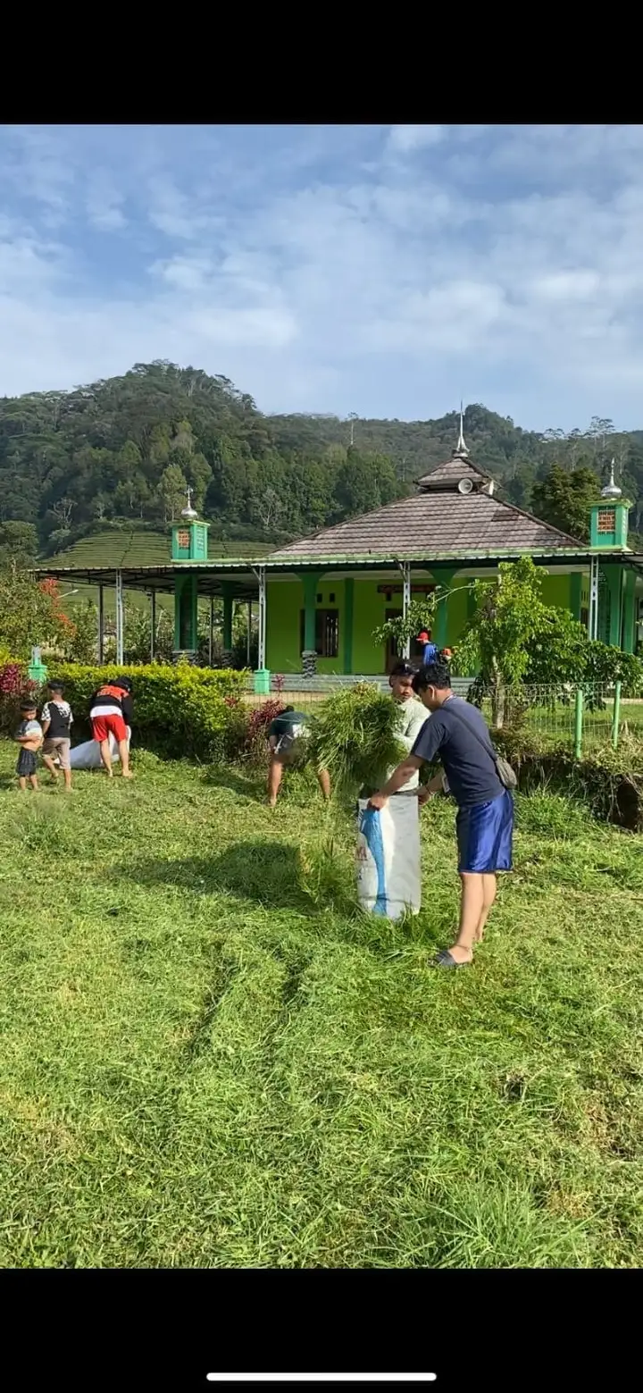 Artikel KKN Universitas Al Ghifari: Kerja Bakti Bersama Warga Kampung Ciparay