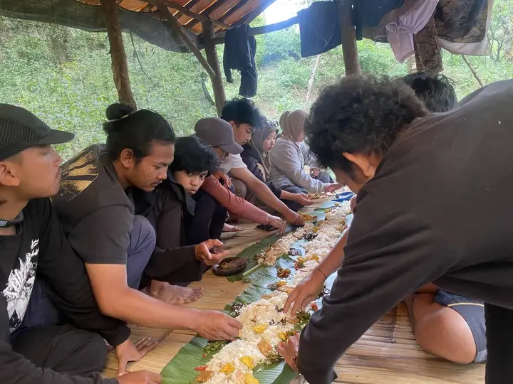 Artikel KKN Universitas Al Ghifari: Ngeliwet Bersama Pak RW di Kebun Saung