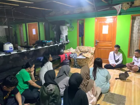 Artikel KKN Universitas Al Ghifari: Membangun Sinergi: Pertemuan Awal Mahasiswa KKN dengan Karang Taruna RW 1 dan Desa