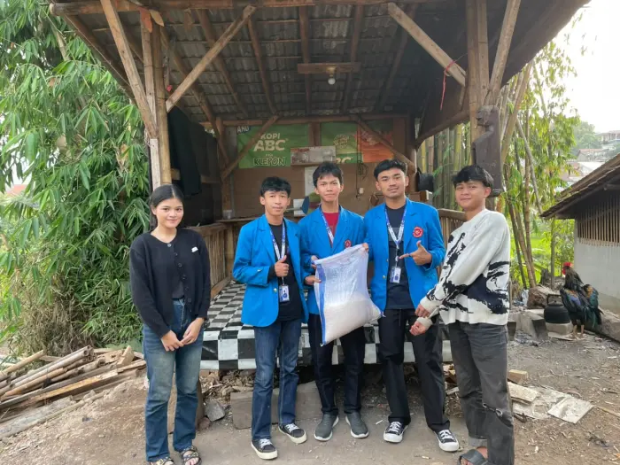 Artikel KKN UNFARI: Berkontribusi Dalam Kegiatan Mingguan RT 01, RW 09 Desa Cinunuk: Pengambilan & Pembagian perelek dari Kelompok klmpk-3