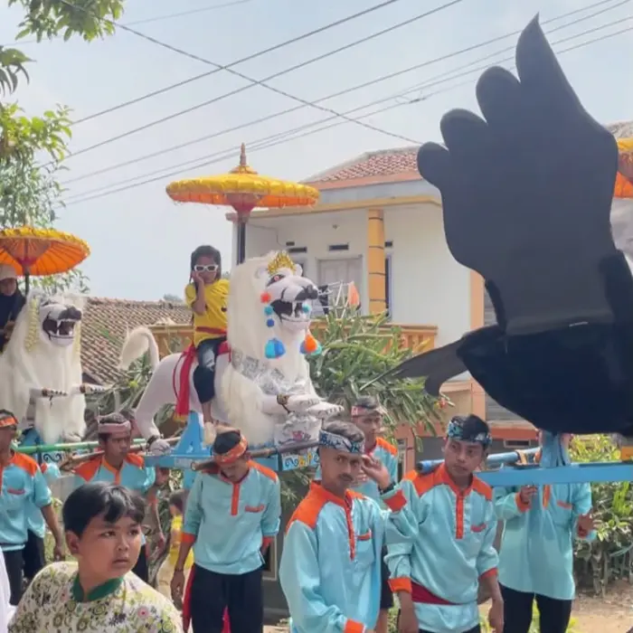 Artikel KKN Universitas Al Ghifari: Hari Ke-4: Menikmati Kesenian Tradisional Benjang Bersama Anak-Anak RW 04 Desa Cipanjalu