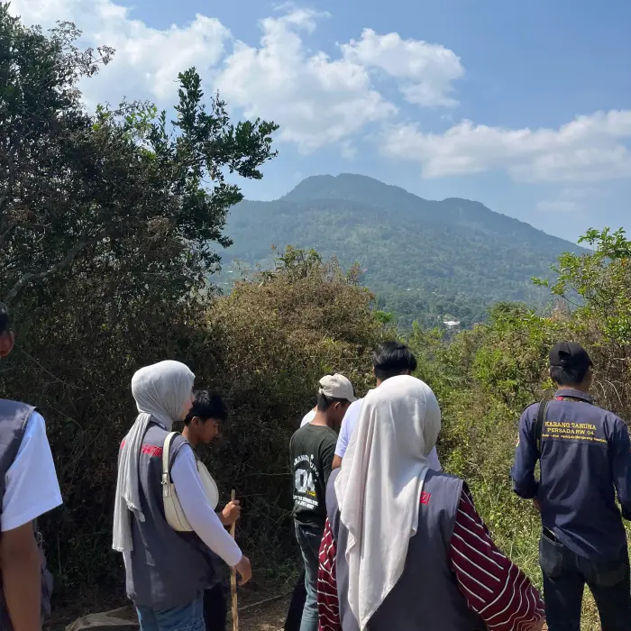 Artikel KKN Universitas Al Ghifari: Hari Ke-7: Survey Wilayah dan Silaturahmi Bersama karang Taruna RW 04 Desa Cipanjalu Sebagai Langkah Awal Kolaborasi Program KKN