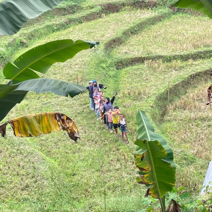 Artikel KKN Universitas Al Ghifari: Hari Ke-3: Menjalin Kedekatan Bersama Anak-Anak Melalui Kegiatan Bermain dan Menjelajah Sawah di RW 04 Desa Cipanjalu