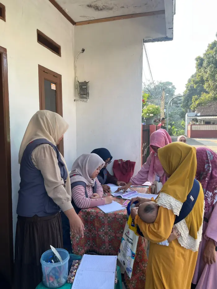 Artikel KKN Universitas Al Ghifari: KKN 18 Dampingi Posyandu RW 2, Hangatkan Kebersamaan Lewat Makan Bersama Kader Posyandu
