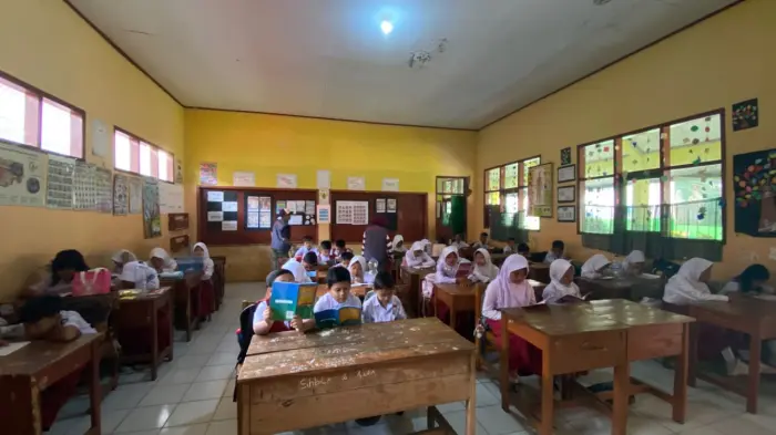 Artikel KKN Universitas Al Ghifari: Mengukir Budaya Cinta Buku Sejak Dini Melalui Program Sekolah Literasi Di SD Talun 007