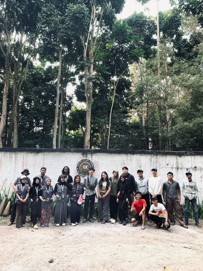 Artikel KKN UNFARI: Kerja Bakti Bersama Karang Taruna RW 01, KKN 05 Arthasena Satyabhakti Berkontribusi Melestarikan Benteng Bersejarah di Desa Mekarwangi dari Kelompok klmpk-5