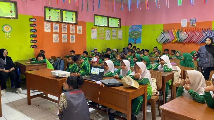 Artikel KKN Universitas Al Ghifari: Membangun Karakter Siswa Melalui Edukasi Anti Bullying di MI Cisasawi Desa Cihanjuang