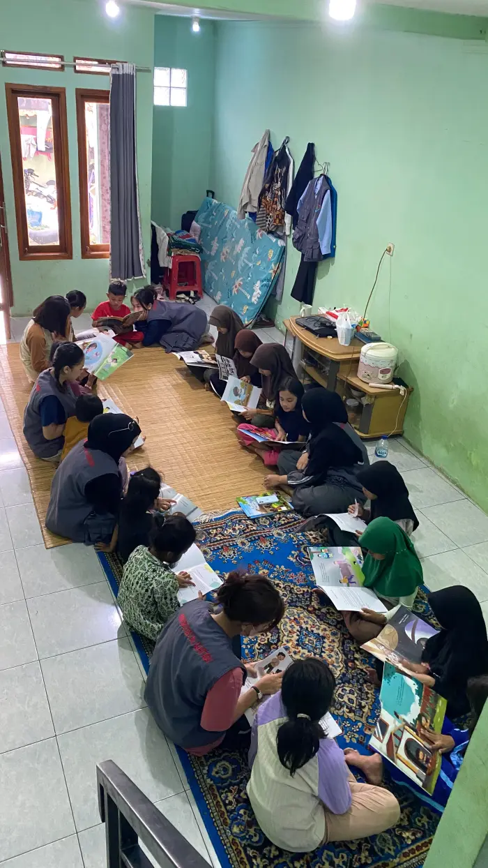 Artikel KKN UNFARI: Membangun Karakter Gemar Membaca melalui Kegiatan Bedah Buku Bersama Anak-anak di RT 03 RW 06 Desa Cihanjuang dari Kelompok 21 Abhinaya Dharmasena