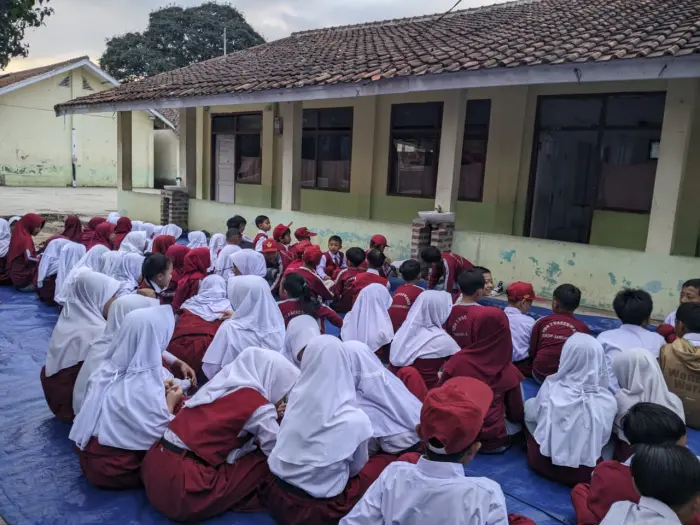 Artikel KKN UNFARI: KKN 05 Arthasena Satyabhakti Dukung Program Literasi Pagi Berbasis Smart TV di SDN 1 Pagerwangi dari Kelompok klmpk-5