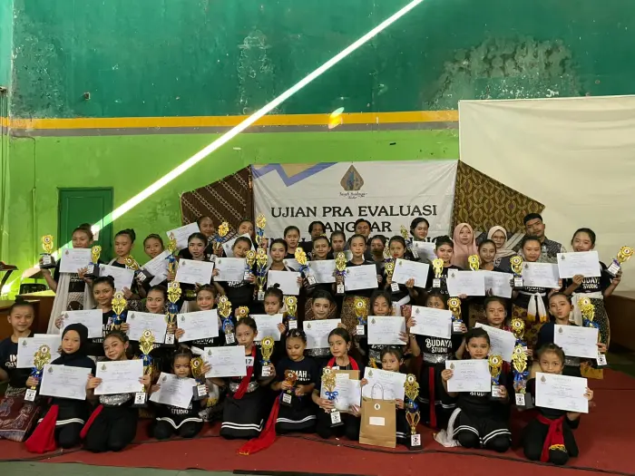 Artikel KKN Universitas Al Ghifari: Mahasiswa KKN Universitas Al-Ghifari Ambil Peran Aktif dalam Ujian Pra Evaluasi Sanggar Imah Budaya Studio Seni Tari