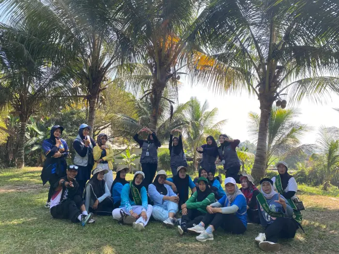 Artikel KKN Universitas Al Ghifari: Mahasiswa KKN Kelompok 28 Aksara Karya Kembali Ikuti Senam Bersama Warga Desa Nagrak
