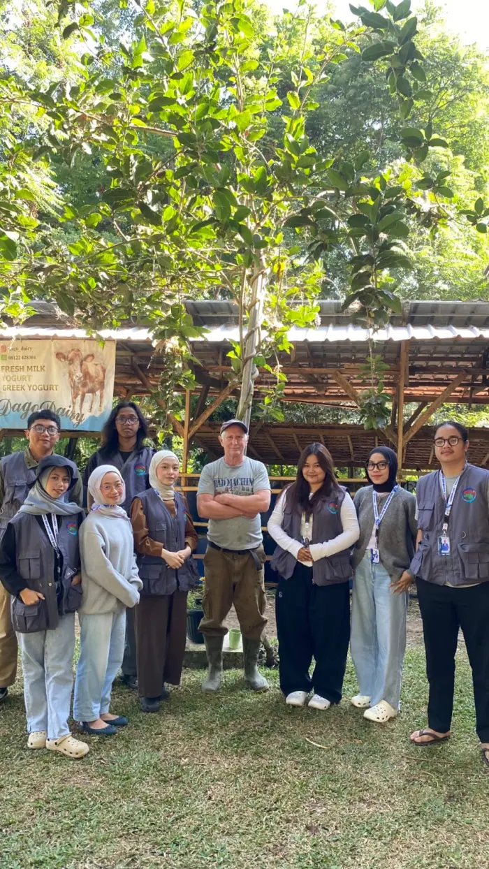 Artikel KKN Universitas Al Ghifari: Kelompok KKN 05 Arthasena Satyabhakti Kunjungi Dago Dairy, Pelajari Manajemen Peternakan Sapi Perah Modern