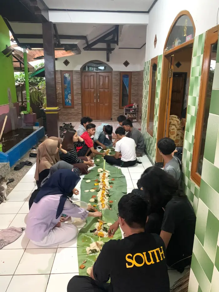 Artikel KKN Universitas Al Ghifari: Membangun Kebersamaan, KKN 05 dan Karang Taruna RW 01 Gelar Diskusi serta Ngaliwet Bersama
