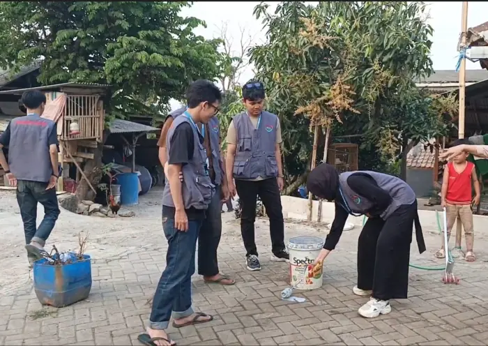 Artikel KKN Universitas Al Ghifari: Semangat Gotong Royong Warnai Hari Keempat KKN XV Sagara Pradipa Melalui Renovasi Lapangan di Masjid Al-Muhajirin