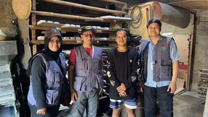 Artikel KKN Universitas Al Ghifari: KKN Sauyunan 38 Kunjungi UMKM Tempe Alfa Rizki, Produksi Tempe Berkualitas untuk Penuhi Kebutuhan Pasar
