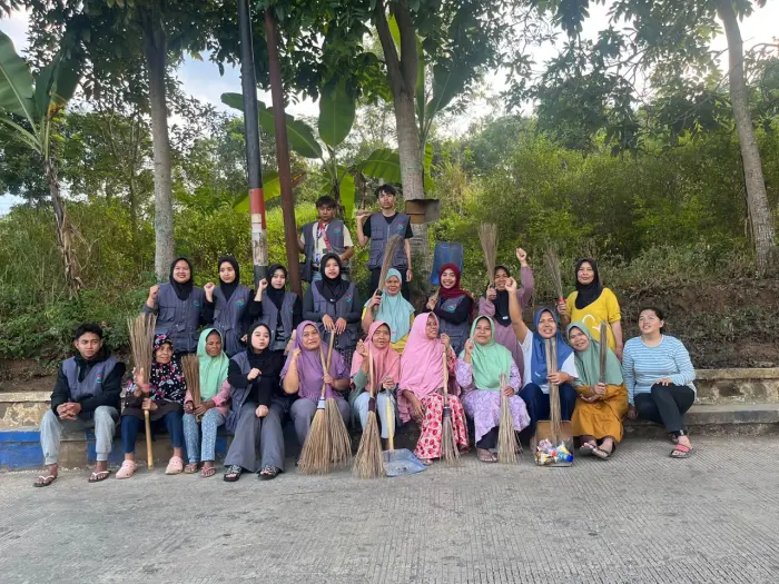 Artikel KKN Universitas Al Ghifari: KKN-TB Universitas Al-Ghifari Kelompok 18 Berpartisipasi dalam Kegiatan SASIH (Sabtu Bersih) Bersama Masyarakat RW 02 Desa Melatiwangi