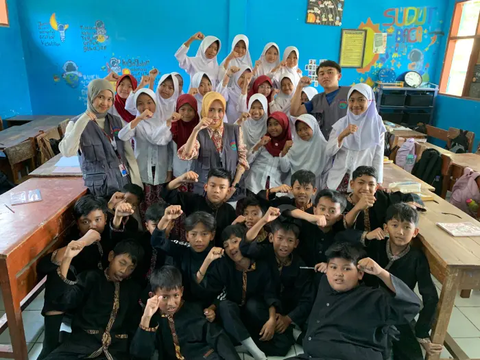 Artikel KKN Universitas Al Ghifari: Perluas Wawasan Bahasa Asing dan Pembinaan Karakter, Kelompok 30 KKN Universitas Al-Ghifari Gelar English Club Kelas 6 SDN Baros 02 dan Mengajar di Madrasah Al-Ikhlas