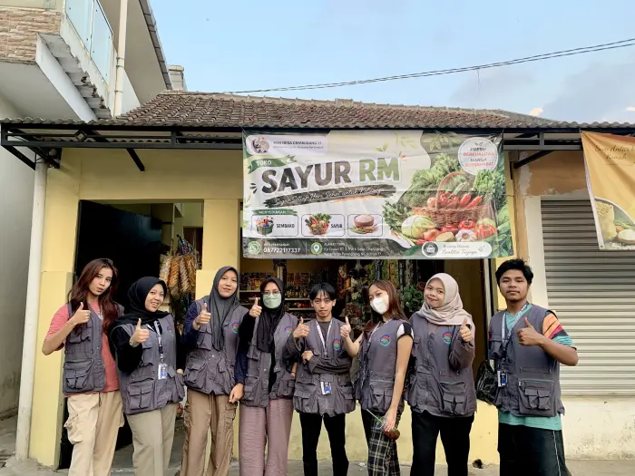Artikel KKN Universitas Al Ghifari: Mendorong Daya Saing UMKM melalui Penguatan Identitas Usaha di Desa Cihanjuang