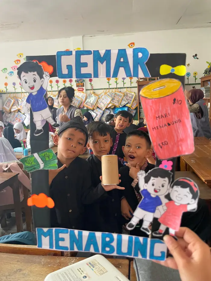 Artikel KKN Universitas Al Ghifari: Menanamkan Budaya Menabung Sejak Dini melalui Edukasi Literasi Keuangan di SDN Cisintok Desa Cihanjuang