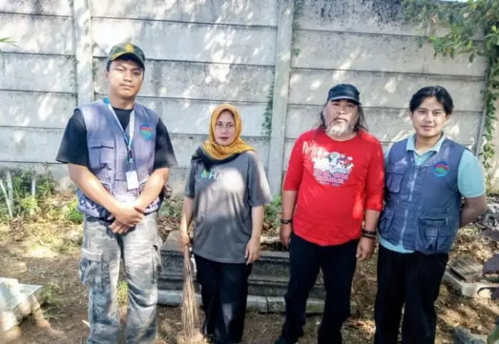 Artikel KKN Universitas Al Ghifari: Gotong Royong Menyatu, Warga RW 05 Bojong Emas Bersama Mahasiswa KKN Universitas Al-Ghifari Bandung Gelar Kerja Bakti Makam Wakaf