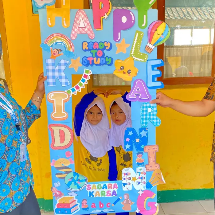 Artikel KKN Universitas Al Ghifari: Belajar Sambil Bermain: KKN Sagara Karsa Kenalkan Bahasa Inggris kepada Siswa SDN Bojong Emas 4