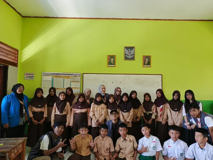 Artikel KKN Universitas Al Ghifari: Belajar Sambil Bermain: KKN Kelompok 12 Gelar English Club bagi Siswa-Siswi Desa Cibodas