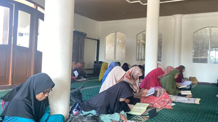 Artikel KKN Universitas Al Ghifari: Hari ke-12 KKN: Mempererat Silaturahmi dan Kebersamaan Masyarakat melalui Kegiatan Keagamaan dan Fun Playing di Desa Cikitu