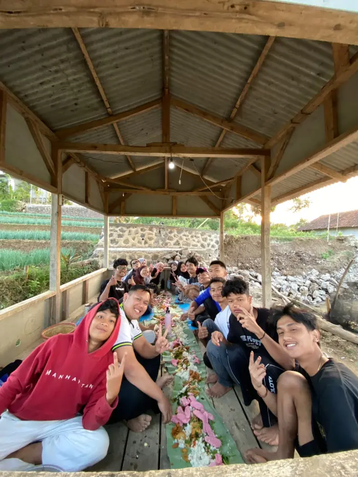 Artikel KKN UNFARI: Hari ke-13 KKN: mempererat kebersamaan melalui Silaturahmi, Pengajian, dan Nonton Bareng bersama Masyarakat Desa Cikitu dari Kelompok ADHIKARA BAKTI KELOMPOK 16