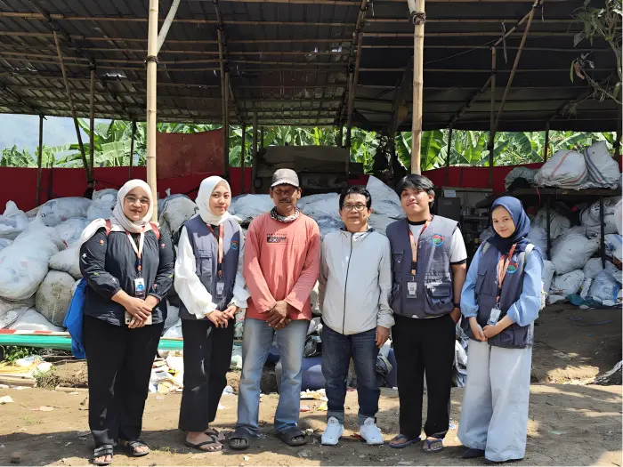 Artikel KKN Universitas Al Ghifari: Peduli Lingkungan dan Gizi Masyarakat: KKN Kelompok 12 Mengobservasi Pengolahan Sampah dan Bagikan Makan Bergizi Gratis