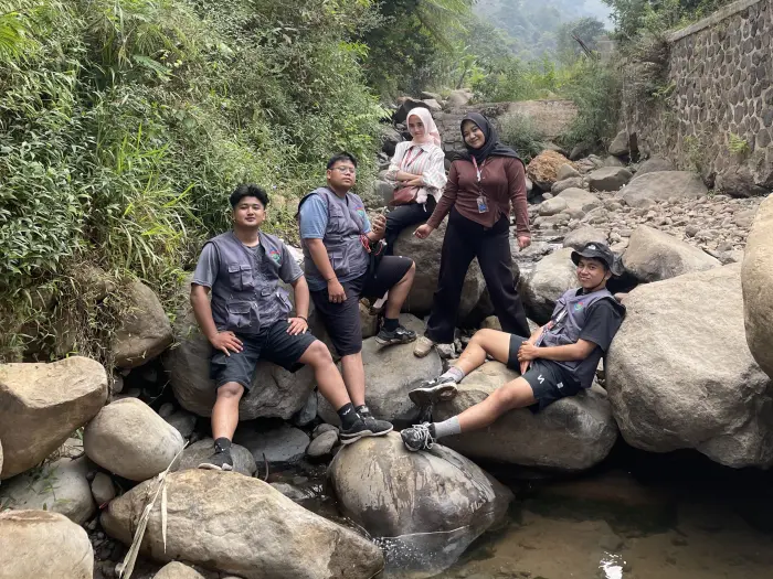 Artikel KKN Universitas Al Ghifari: Interaksi Bahasa Asing dan Pemetaan Spasial, Kelompok 30 KKN Universitas Al-Ghifari Gelar English Club Kelas 4 dan Pendataan Sumber Mata Air Kp. Pakusorok RW 09