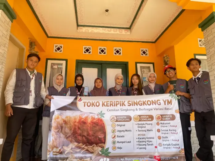 Artikel KKN Universitas Al Ghifari: Program Kerja UMKM: KKN Kelompok 11 Vigraha Klee Universitas Al-Ghifari Dorong Digitalisasi Olshop dan Pembuatan Banner UMKM Keripik Singkong YM di Desa Mekarwangi