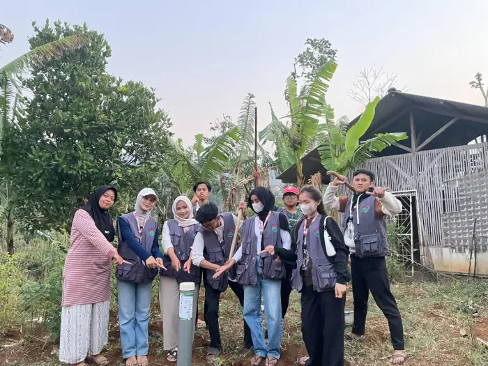 Artikel KKN Universitas Al Ghifari: Kkn kelompok 11 , Pemasangan LOSEDA sebagai Solusi Pengolahan Sampah Organik di Desa Mekarwangi