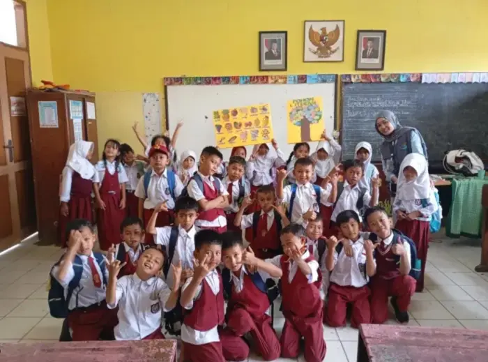 Artikel KKN Universitas Al Ghifari: Tumbuhkan Minat Baca Sejak Dini, Mahasiswa KKN Ajak Siswa SDN Loa 1 dan SDN Loa 2 Bangun 'Pohon Literasi'