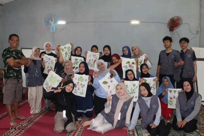 Artikel KKN Universitas Al Ghifari: Mengembangkan Kreativitas dan Potensi Ekonomi Ibu-Ibu RW 13 Desa Loa Melalui Kegiatan Ecoprint