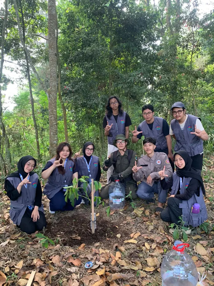 Artikel KKN Universitas Al Ghifari: Langkah Kecil untuk Hutan: KKN 05 Lakukan Penanaman Pohon Bersama Tahura