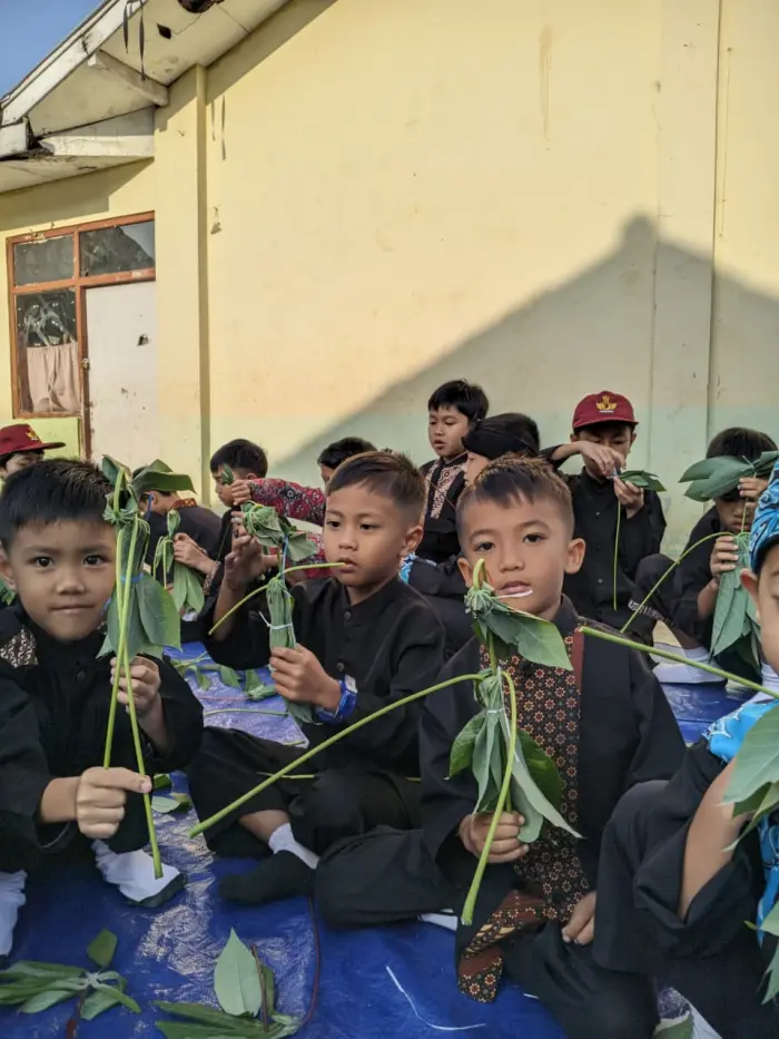Artikel KKN Universitas Al Ghifari: Menghidupkan Kreativitas Anak melalui Wayang Daun Singkong
