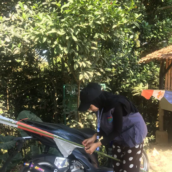 Artikel KKN Universitas Al Ghifari: Bersama Karang Taruna, KKN 05 Semarakkan Lingkungan RW 01 dengan Umbul-Umbul