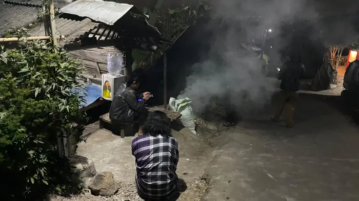 Artikel KKN Universitas Al Ghifari: Menjaga Keamanan Bersama, KKN 05 Turut Aktif dalam Ronda Malam