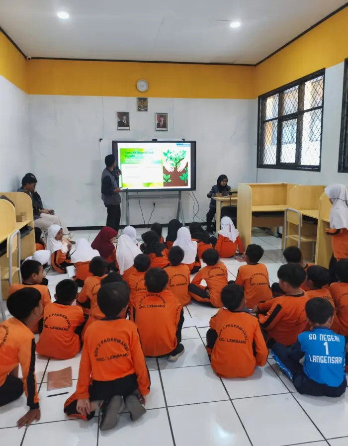Artikel KKN Universitas Al Ghifari: KKN MITRA NAWASENA berhasil mengajak anak SDN 2 PAGERWANGI dalam GELATIK