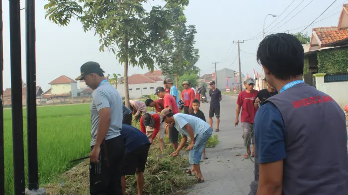Artikel KKN UNFARI: Kerja Bakti Bersama Warga RW 17, KKN Sagara Karsa Bersihkan Lingkungan Sambut HUT RI dari Kelompok Sagara Karsa