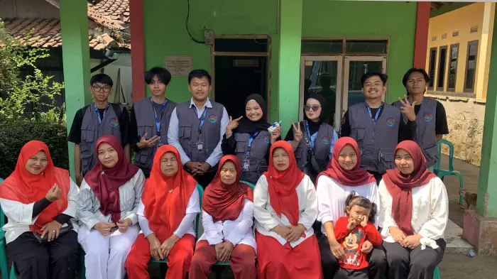 Artikel KKN Universitas Al Ghifari: Mahasiswa KKN Kelompok 8 Dampingi Kegiatan Posyandu dan Pemberian Vitamin A di RW 10 Desa Arjasari